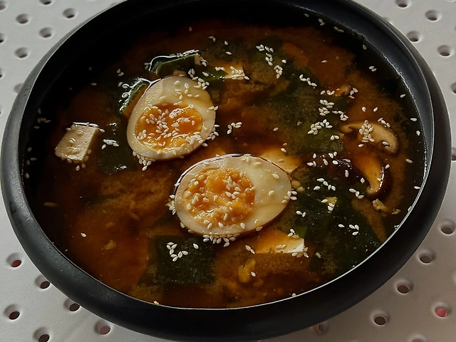 Місо суп з яйцями Аджитсуке та Нішіме шиїтаке