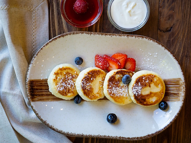 Сирники зі сметаною та джемом