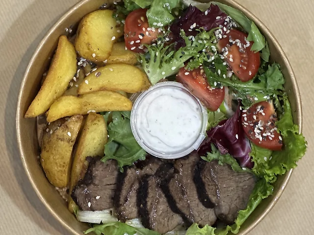 Боул з запеченою телятиною