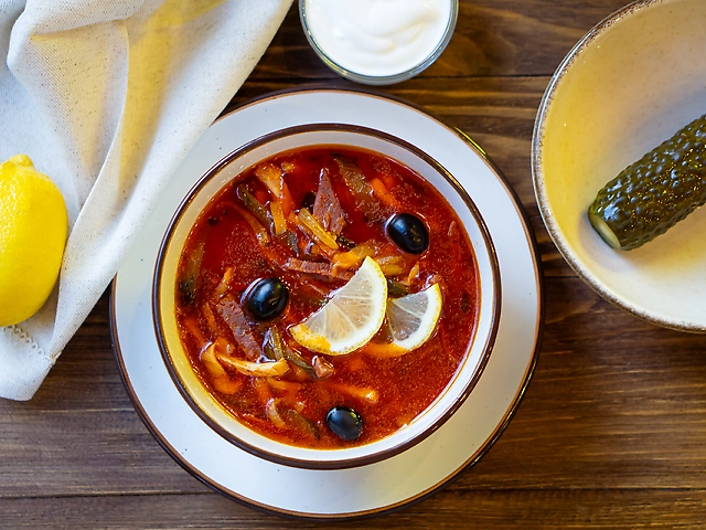 Солянка з куркою та яловичиною