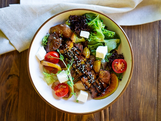 Салат з печінкою індички та грушею