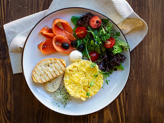 Скрембл з сьомгою