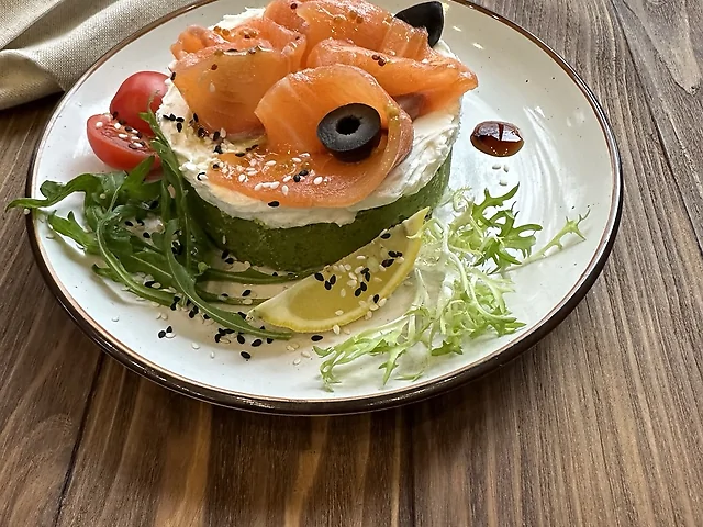 Чізкейк з руколою, лососем та крем-сиром