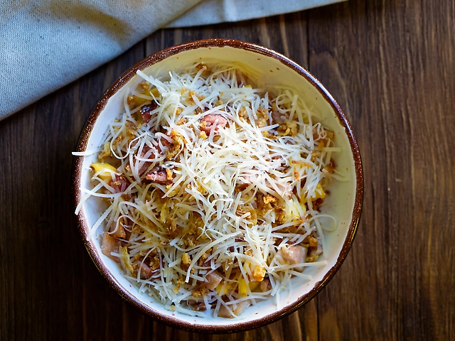 Картопля з куркою, соусами та пармезаном