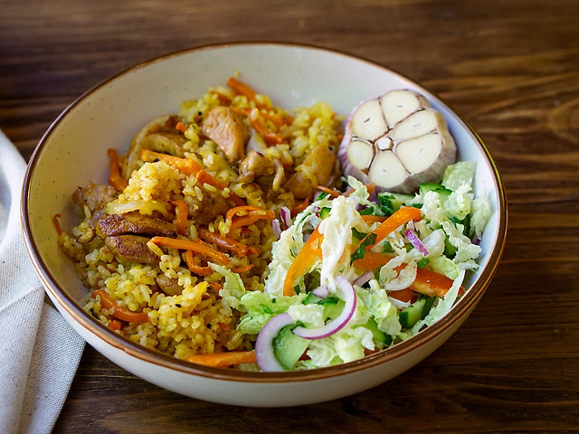 Плов з куркою та салатом