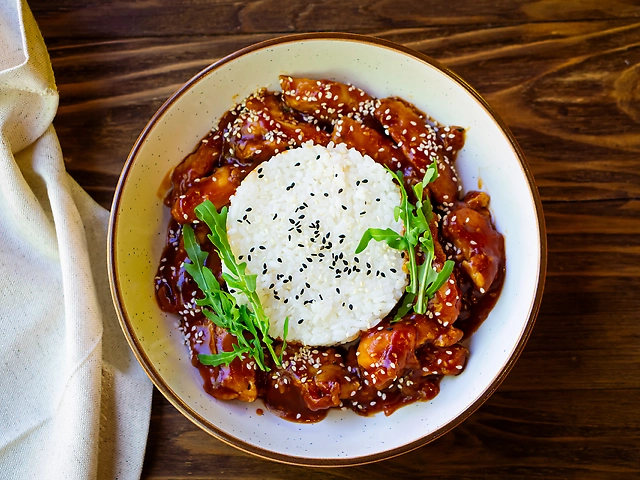 Курка в кисло-солодкому соусі з рисом