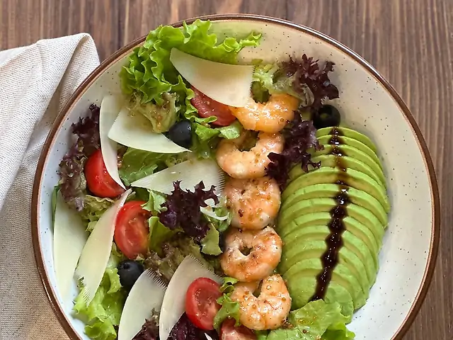 Салат з креветками, авокадо та цитрусово-медовим соусом