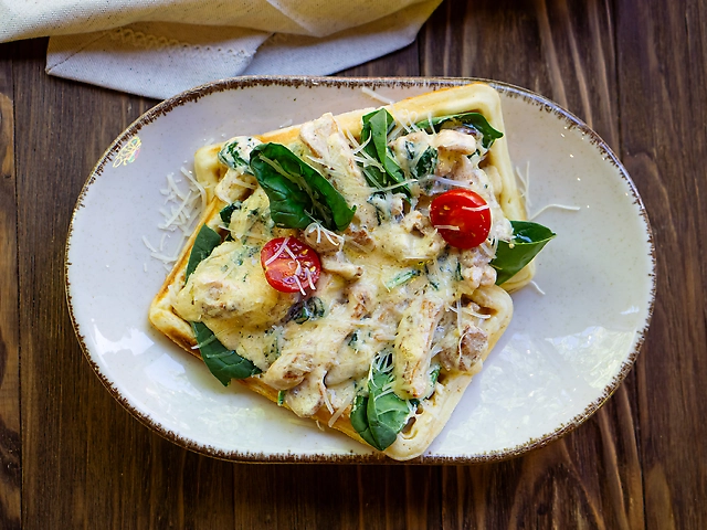 Вафлі з куркою та шпинатом