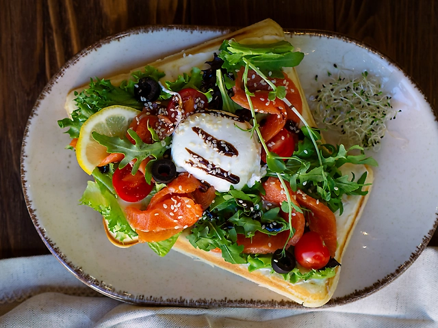 Вафлі з сьомгою та яйцем пашот