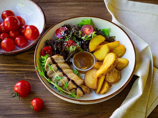 Боул з куркою та картоплею