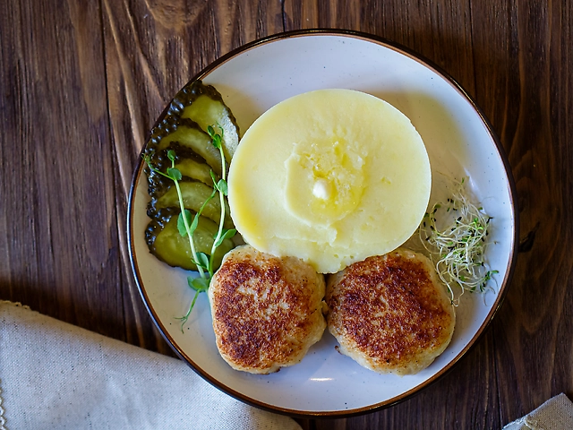 Пюре з курячими котлетками та солоним огірочком