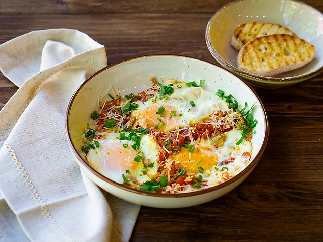 Шакшука з ковбасками та пармезаном