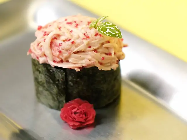 Гункан із сніжним крабом у соусі кімчі