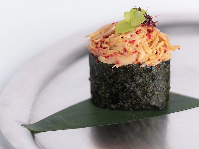 Гункан із сніжним крабом у соусі кімчі