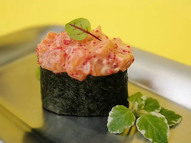 Гункан з лососем у соусі кімчі