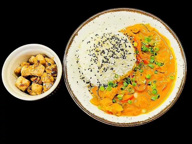 Тай Карі з паровим рисом та куркою