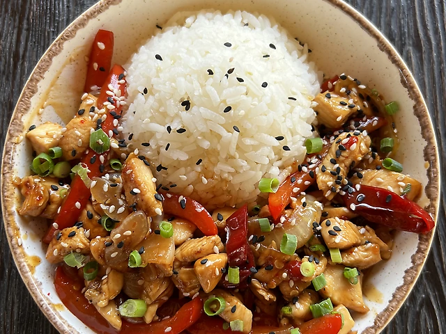 Курка по-китайські з рисом