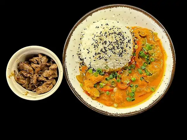 Тай Карі з паровим рисом та телятиною