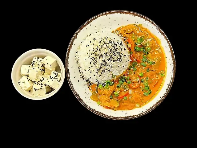 Тай Карі з паровим рисом та тофу