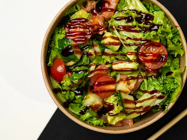 Салат з лососем та авокадо