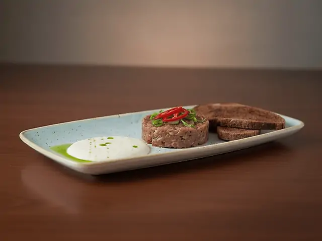 Тартар з яловичини з сирною еспумою