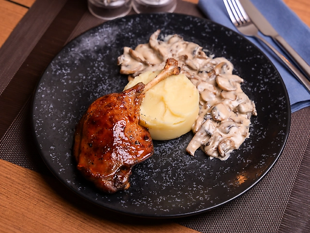 Качина ніжка з картопляним пюре