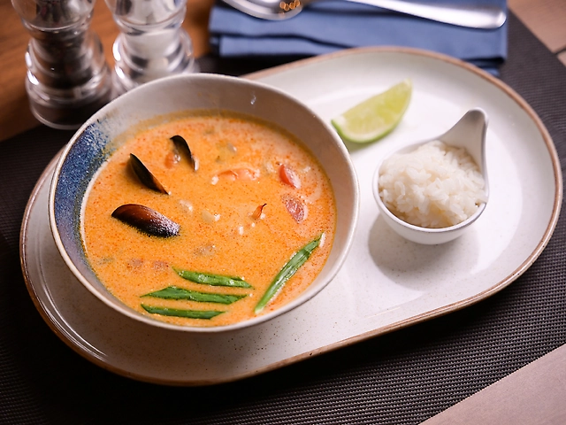 Том Ям з креветками та мідіями