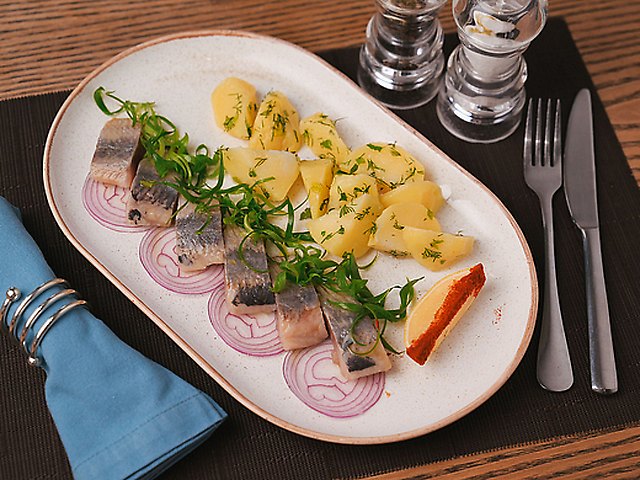 Оселедець дунайський слабосолоний з  картоплею