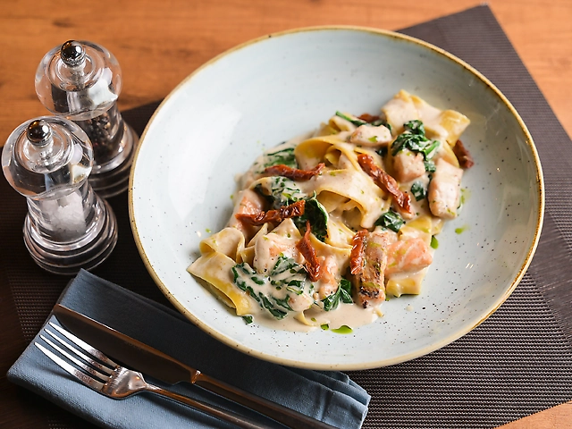 Папарделле з сьомгою у вершковому соусі
