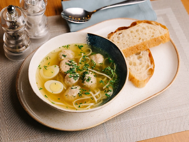 Курячий бульйон з мітболами