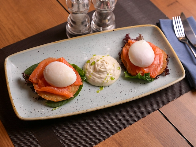 Деруни з лососем та яйцем пашот