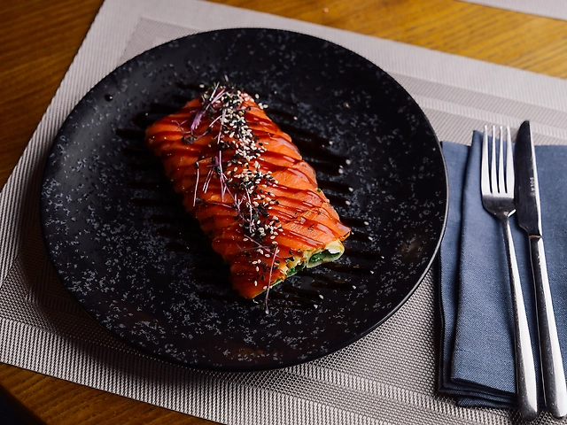 Млинці з сьомгою та сиром філадельфія