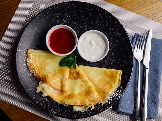 Млинці зі сметаною та джемом