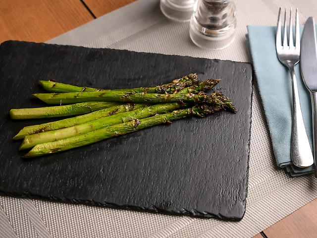 Спаржа на грилі