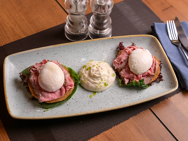 Деруни з телятиною та яйцем пашот