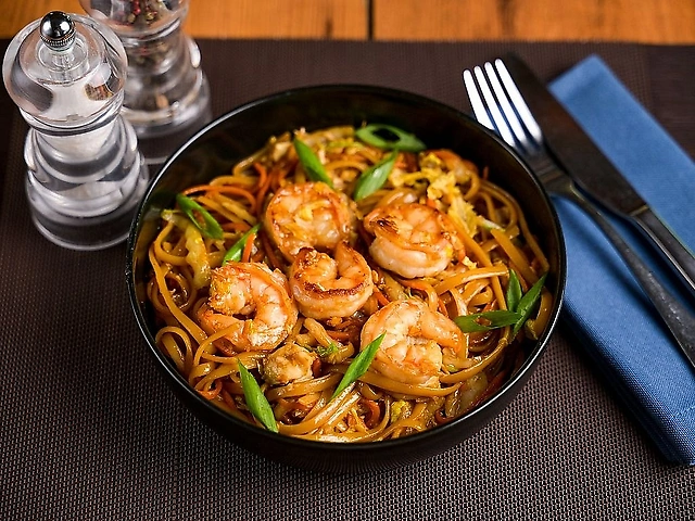 Яєчна локшина вок з креветками