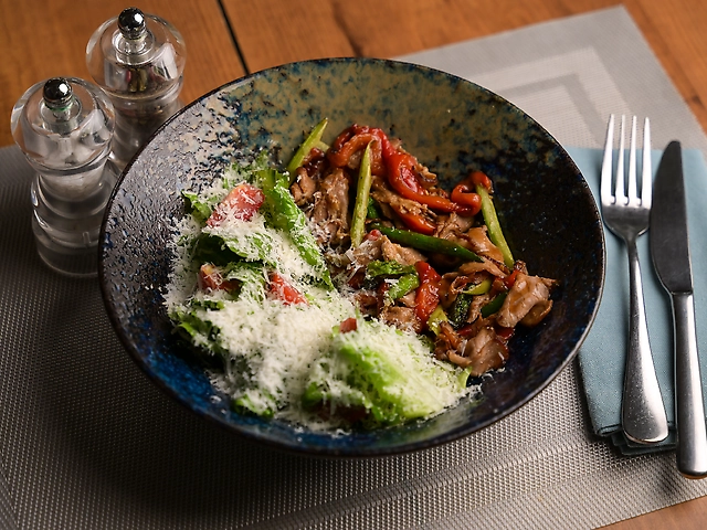 Салат з телятиною та спаржею