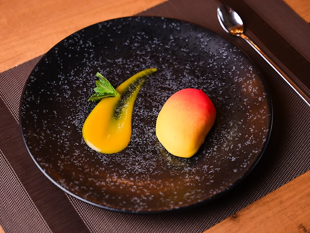 Мангове мусове тістечко