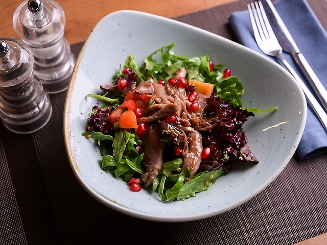 Салат з качкою та гранатом