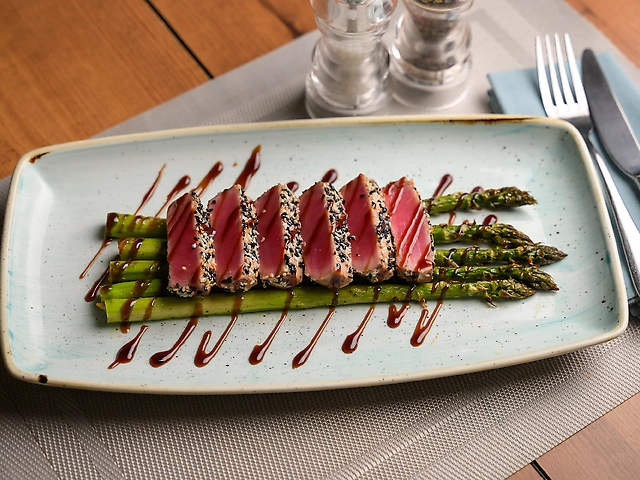 Тунець татакі зі спаржею