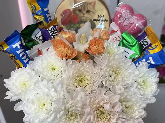 Композиція з цукерками та орхідеяі хризонтема