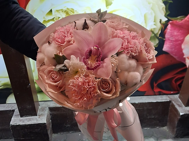 Букет з троянди, орхідеї, діантус, хризонтема