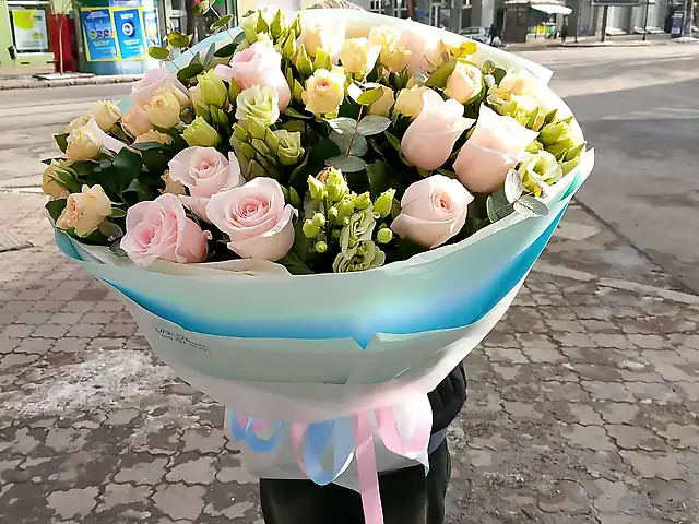 Букет з троянди та еустоми.