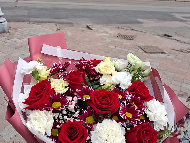 Букет з червоною трояндрю