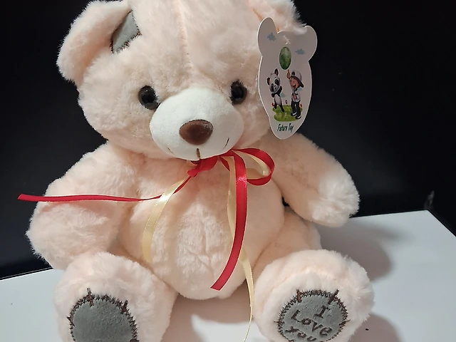 Мішка з червоним бантом