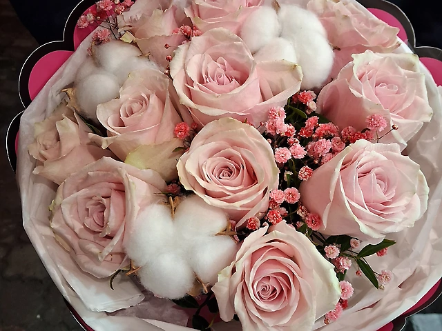 Букет з троянди хлопка та гіпсофіли