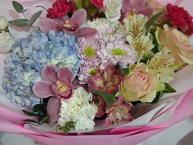 букет з блакитною гортензією