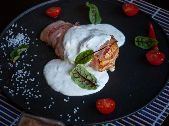 Куриный стейк с беконом