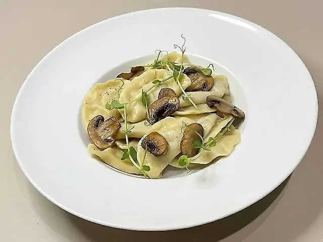 Вареники ручної роботи з картоплею та грибами