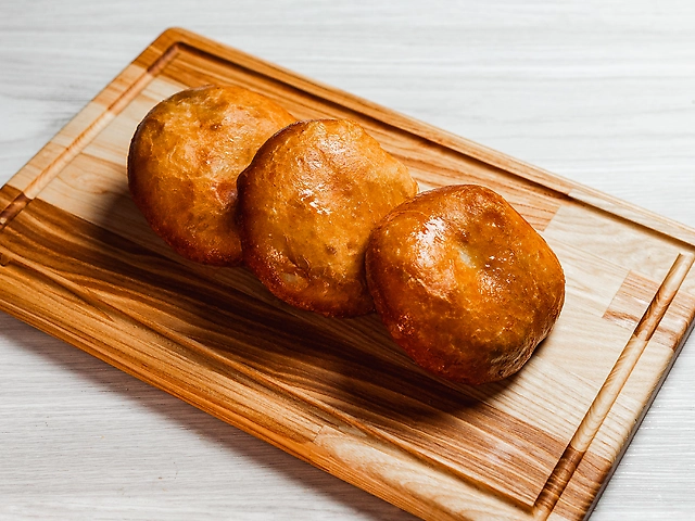 Біляш з куркою та сулугуні